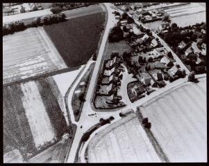 2 vues  - Vues aériennes noir et blanc (format 30 x 40) de la commune d’Escobecques (1975-1995, 3 vues) : photographies. (ouvre la visionneuse)