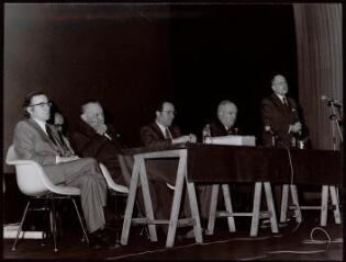 5 vues Conférence de presse d'Arthur Notebart à l'Université populaire : public et orateurs, 5 vues (23/11/1975).