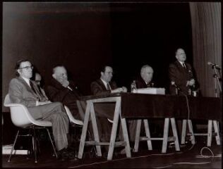5 vues  - Conférence de presse d\'Arthur Notebart à l\'Université populaire : public et orateurs, 5 vues (23/11/1975). (ouvre la visionneuse)